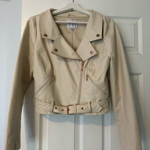 Guess leather like Jackie - cream with gold details.